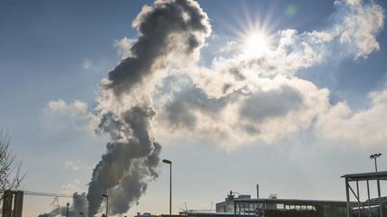 蓝天保卫战进入攻坚期 治理政策密集出台，直面大气污染严峻挑战